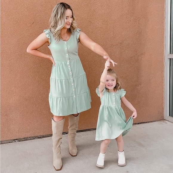 Beautiful Pleated Pale Green Flutter Sleeve Dress - Picture 3 of 6